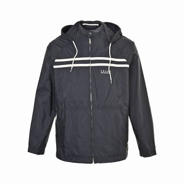 prada 普拉达 25Fw 徽标印花尼龙夹克外套 面料依旧采用再生尼龙面料，质地轻盈，帽子可拆卸设计，不同场景需求轻松转换 Size:S-Xl