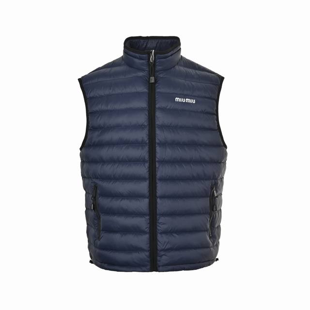 Miu Miu 缪缪 字母绣排骨羽绒马甲 选用高支数的聚酰胺纤维打造的高端尼龙面料，以出色的抗拉强度和耐磨性能著称，其良好柔韧性使面料不易起皱，长久保持挺括有型