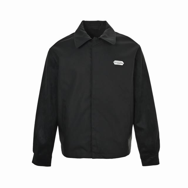 Dior 迪奥 方长标羊皮革夹克外套 定制黑色棉质混纺缎面，精选原料与纺纱，长绒棉的纤维更长、更坚韧，能纺出强度高、毛羽少、手感丝滑的纱线，这是“质感”的基础。