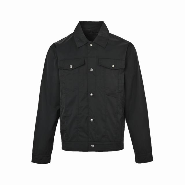 prada 普拉达 三角标口袋夹克外套 重磅秋季单品来袭 定制面料 不记成本 追求完美 普拉达旗下专属面料 成就完美单品 口袋工装设计 秋季必备搭配单品、机能炫