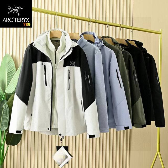 高端品质 俩件套 春季秋季男款女款三防面料三合一俩件套连帽冲锋衣，一衣三穿！便于户外出行辨别方向！ 三合一可拆卸，功能性冲锋外套+绒内胆，冲锋衣面料采用黑科技