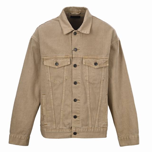 Balenciaga巴黎世家Blcg 后背刺绣卡其牛仔外套 定制厚密牛仔料，进口机刺绣工艺，精度高，线条流畅而细腻，通过物理摩擦和手工打磨处理，在边缘制造自然磨