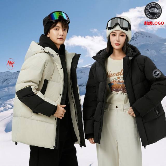 刺绣Logo 90白鸭绒 国际顶级奢侈品牌北面The North Face白鸭绒羽绒服！短款上衣外套渐变色拼接撞色男女款连帽羽绒服。羽绒服男女同款情侣款短款连帽
