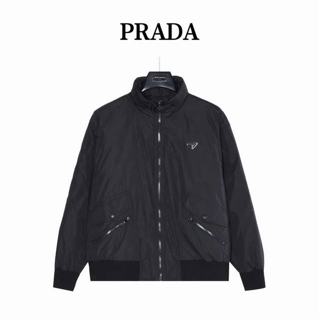 prada 普拉达 25Fw下摆双边翻盖口袋薄绒外套 采用新国标90白鸭绒填充，顶级版本，区分市面通货，领口采用门扣设计，可调节，男女同款全新美学灵感趣味设计,