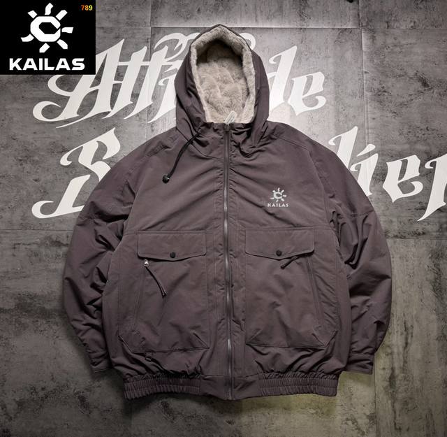 凯乐石冬棉服外套情侣款 面料采用内里整身毛毛，工装梭织材质 版型立体 硬挺 上身效果非常好 原版品质 随意搓洗不褪色不起球 皮标技术 工整立体 清晰 饱满 情侣