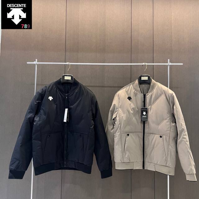 Descente迪桑特25冬季男士棒球保暖棉服 这款羽绒服是迪桑特高端系列。商务针织立领棉服采用优质羽绒填充与防钻绒内里，这种面料具有防风功能！外层面料有压花纹