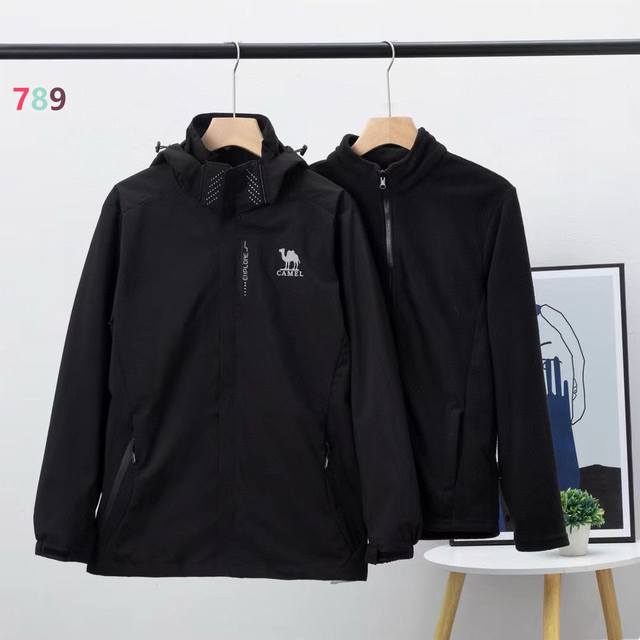 Camel骆驼休闲三合一内胆抓绒冲锋衣！ 内胆可拆卸 外层采用Gore-Txe面料！深层防水！超强防风防水～防水5000+ 透气10000+ 内胆配抓绒，更加了