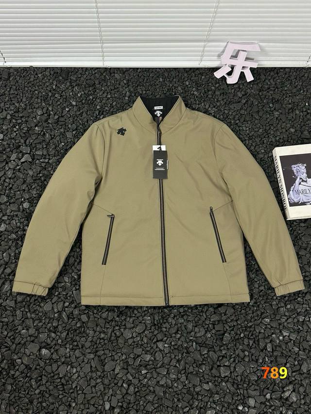Descente 迪桑特 25Ss秋冬必备款户外防风立领加厚保暖夹克外套 秋冬保暖户外露营户外休闲衣！外套大身采用了客供定制面料，手感超级无敌柔软细腻！面料垂坠