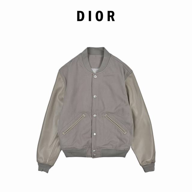 Dior迪奥灰色拼接羊皮刺绣棒球服 真皮材质非市面皮革材质 迪奥男士灰色棒球服夹克，经典飞行员版型，棉质混纺面料+真头层皮袖子，质感满分背部红色“Dior”刺绣
