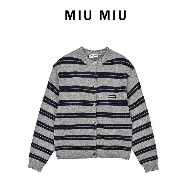 Miu Miu 24Fw Miu灰白条纹开衫外套 灰黑条纹是永不过时的经典组合 百搭且耐看 不同于传统学院风规整的条纹设计 这款开衫采用宽松版型 对各种身材包容