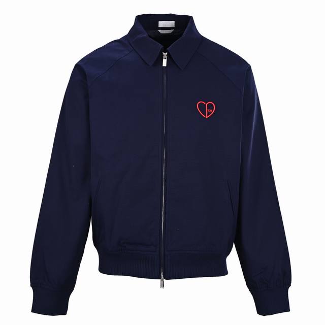 Dior迪奥Cd 爱心刺绣短款夹克外套 面布采用全棉高密布料，订染工艺。里布为人丝提花。上身柔软亲肤。棉质面料精心制作，搭配无盖暗袋和罗纹饰面，别具一格。富有时
