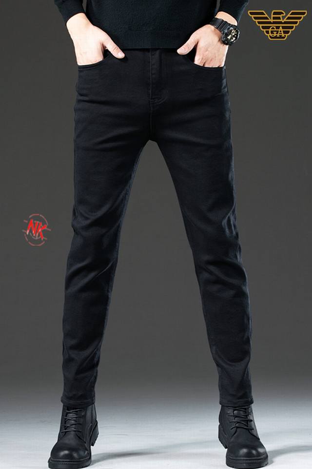 秋季新品 阿玛尼Armani新款轻奢风商务版潮流小脚束脚直筒牛仔裤！男士百搭款众多明星上身。免税超低折扣高品质潮牌代购。海外同步上新，退换无忧！大货充足哦。放心