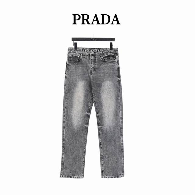 prada 普拉达 背后三角标牛仔裤 prada 普拉达 背后三角标牛仔裤今年为止做的最牛逼的牛仔裤，重度水洗工艺，暗藏玄机的细节非常多，这次主推的裤子无论是版