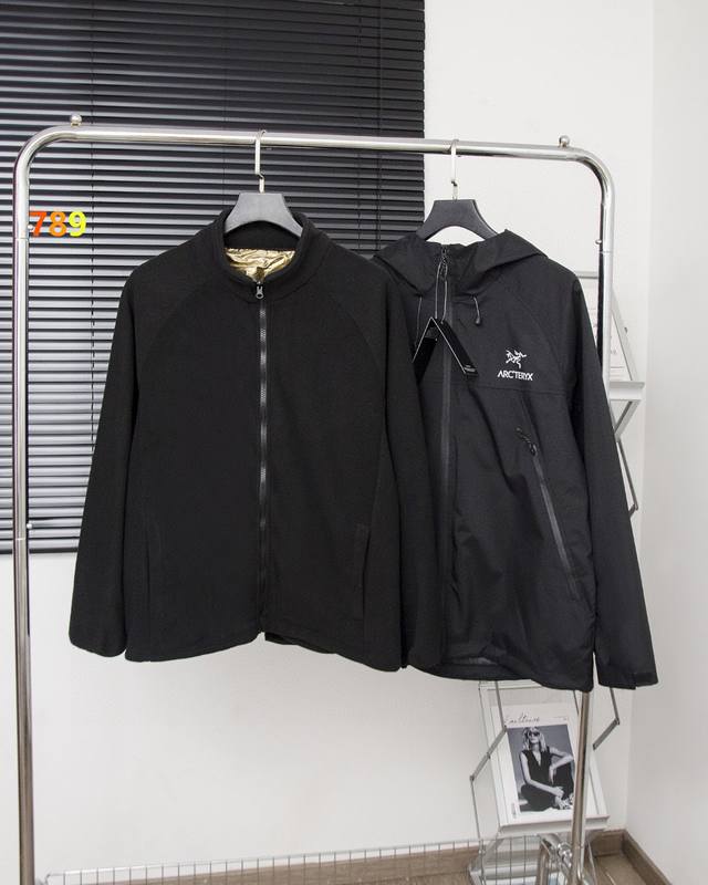 三合一高版本 始祖鸟25Ss秋冬新款石墨烯连帽休闲冲锋衣三合一外套，户外运动系列必备经典款，上身帅气百搭不挑人，休闲运动均可驾驭，经典永不过时绝佳春季出行穿搭必