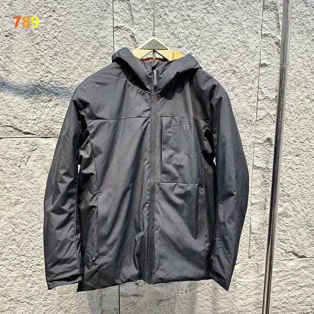 可隆Kolon Sport小树林男士新款功能性棉衣，专柜品质 防风防水，超级轻量化质地，版型正 上身效果极佳 挺阔有质感 ，压胶工艺 整体不厚，但保暖 户外功能