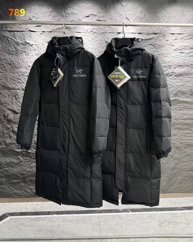 Arc‘Teryx 始祖鸟情侣连帽长款羽绒服大货爆款重磅来袭 800+高蓬松 绝对的高品质版本 整体是简约休闲版型 ，高端大气百搭！ 面料采用强防泼防风防油污面