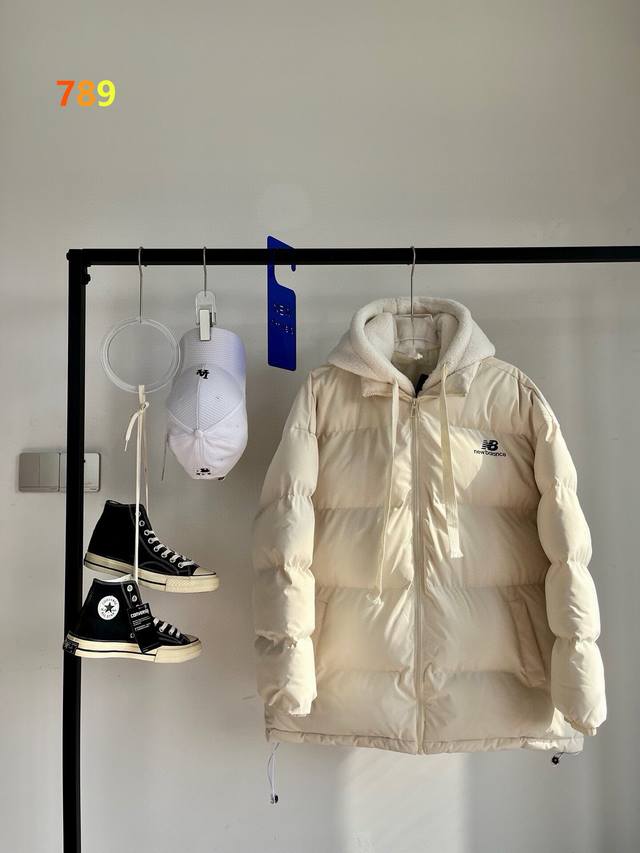 新百伦冬季新款假两件羊羔毛拼接冬季情侣款连帽棉服外套，三色可选，学院风十足，休闲运动均可驾驭，经典永不过时系列绝佳冬季出行穿搭必备单品 寒冬一定闭眼入的百搭单品