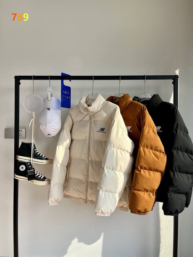 新百伦冬季情侣款立领羽绒棉服面包服，三色可选，上身帅气百搭不挑人，休闲运动均可驾驭，经典永不过时系列绝佳冬季出行穿搭必备单品 寒冬一定闭眼入的百搭单品，面料已做