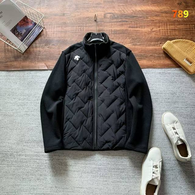 羽绒服 迪桑特新款轻盈保暖 运动休闲 男士轻薄款短款拼接拼色羽绒服 专柜同款顶级原版 冬季柜子加绒肌肉冲绒立领羽绒服。 来自日本的高端专业运动品牌秘 选了一圈，