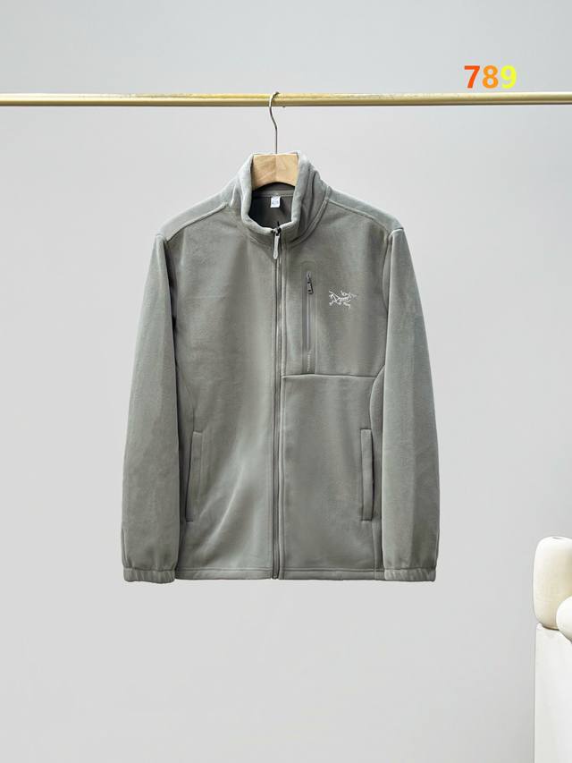 Arc'teryx始祖鸟 男款立领抓绒外套！ 高端科技面料透气舒适不失挺括感！静心完美色调搭配！剪裁合体，上身效果丝毫不用考虑！设计方面相对来说属于轻宽松舒适款