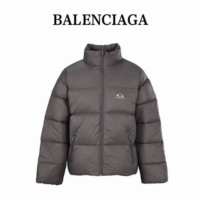 Balenciaga巴黎世家Blcg 环形徽标Logo立领羽绒服 采用了技术防撕裂面料，确保了衣物在滑雪等户外运动中的耐用性和安全性，有效防止因意外撕裂而导致的