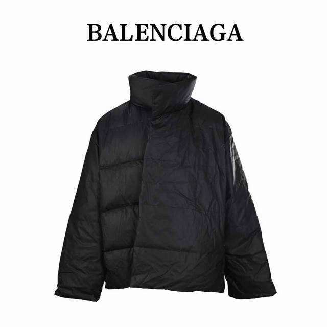 Balenciaga巴黎世家Blcg 后领绣阔版道袍羽绒服 面料采用聚酯纤维和涤纶等合成纤维作为主要原材料，这使得它具有很好的耐久性和抗皱性能。面料经过特殊处理