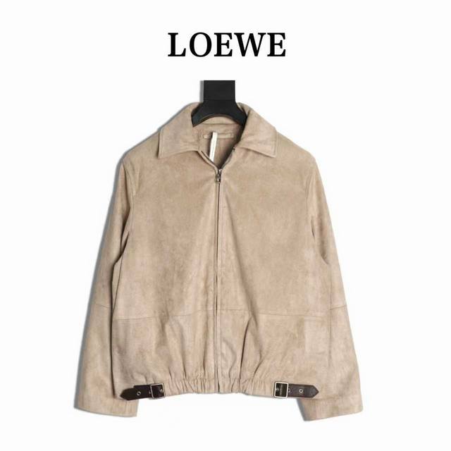 Loewe 罗意威 25Fw 麂皮外套 此次选用意大利进口面料商 跟很多知名品牌都是同渠道的皮料 无论手感还是厚度以及颜色都差别不大 因为Yb成衣是带做旧的 这