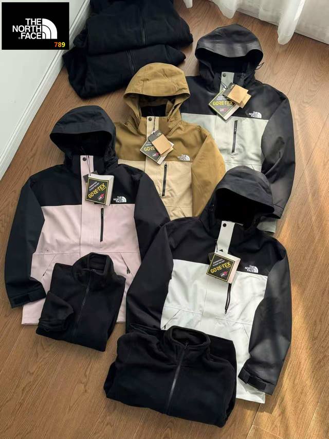 男女情侣款 Tnf北面 1990三合一冲锋衣。日版经典款 防水防风冲锋衣+一件保暖摇粒绒内胆。冲锋衣的面料40D尼龙防撕裂面料 ，兼顾防水 耐磨 的同时，还十分