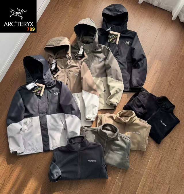 Arc'teryx 始祖鸟 25Ss三合一冲锋衣！每一个配色都是经典百搭 不过时真正的防水防风冲锋衣。有效阻挡风霜雨雪 可拆卸抓绒内胆三合一冲锋衣！帽子可拆卸户