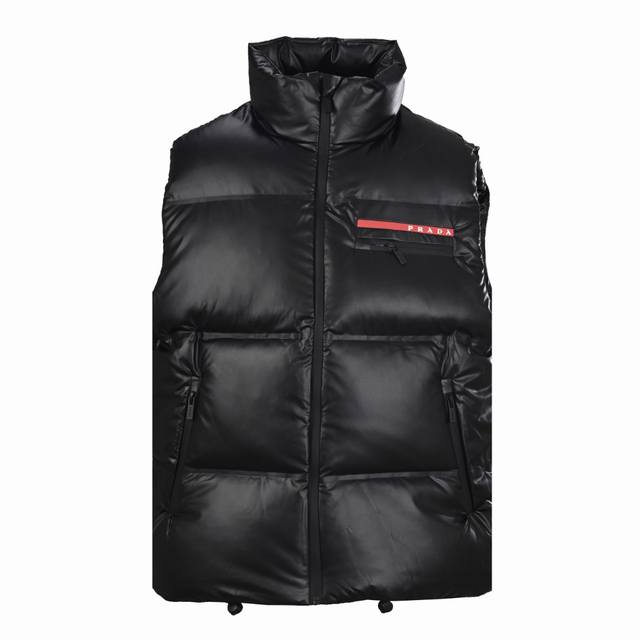prada 普拉达prd 经典红色硅胶饰条羽绒马甲 prada爆款马甲羽绒服难得的好看 此款廓形丰满的羽绒外套采用 prada Linea Rossa独特的 双