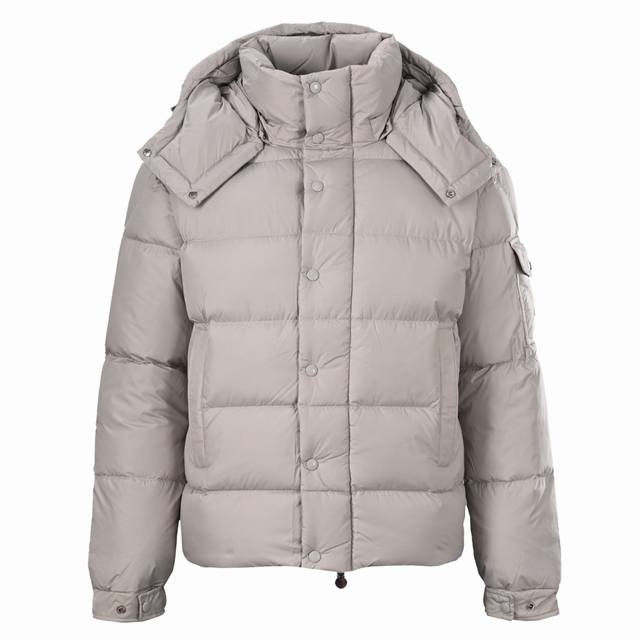 Moncler 蒙口Mc Maya玛雅灰色哑光雾面羽绒服 这款Vezere短款羽绒夹克是基础款保暖单品，彰显Moncler的风格特色。Vezere羽绒夹克采用