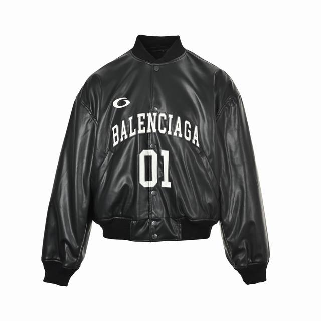 Balenciaga 巴黎世家 01字母刺绣飞行皮衣棉服外套 巴黎世家2025春夏“01”皮夹克，选用光泽黑色小牛皮，复古棒球服版型超有型。背后印有“Balen