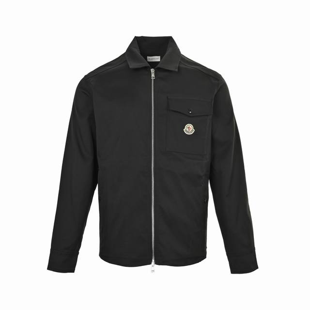 Moncler 蒙口 25Fw 口袋徽标拉链夹克外套 这款夹克采用棉质华达呢面料制成，设计舒适。拉链开合，配有实用口袋，口袋徽标位置红外定位，确保位置一致，定制