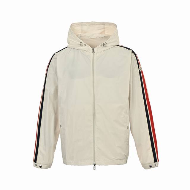 Moncler 蒙口 25Fw 徽标织带尼龙冲锋衣夹克外套 面料采用Micro Chic面料还往往具有良好的弹性和耐磨性，这意味着Claut挡风夹克不仅穿着舒适