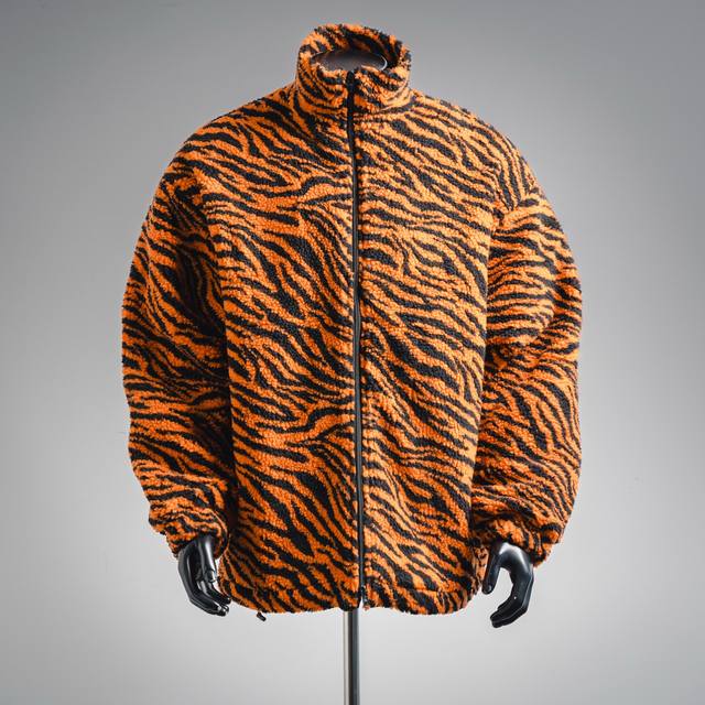 Balenciaga 巴黎世家Blcg 加厚宽松泰迪羊羔毛外套 官网同步，高版本来了，橘色斑马纹羊羔毛独家订织加厚提花字母里布.1600克夹棉。 巴黎世家经典火