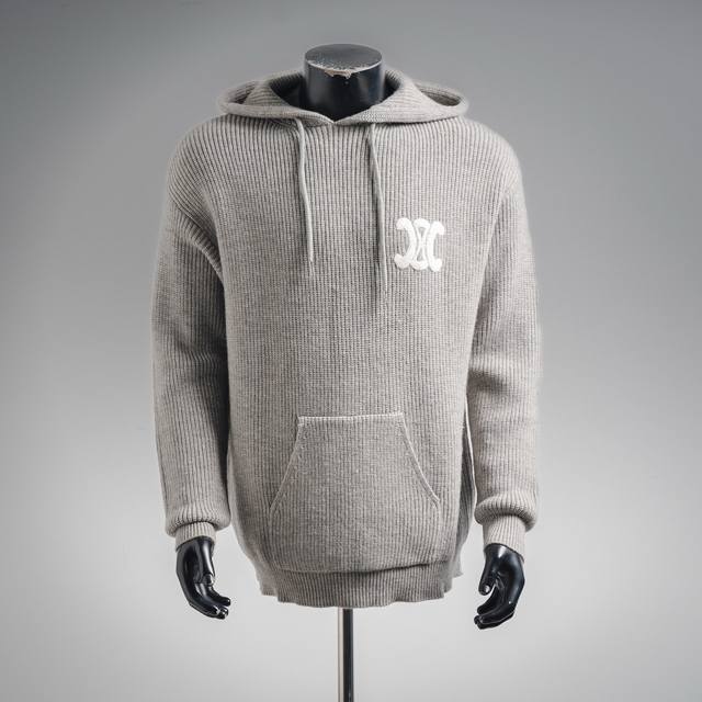 Celine 赛琳Ce 25Ss刺绣标识针织连帽帽衫毛衣 面料：采用55美丽奴羊毛纱搭配棉纱织成。该款面料织出成品，版型立体，手感柔顺，上身不扎。 辅料：帽绳尾