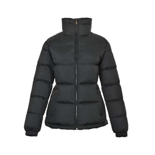 Moncler 蒙口 女士收腰绗缝立领羽绒服 黑色哑光防泼水面料，填充高蓬松度鹅绒 立领设计，配金属拉链+皮质拉链头 侧边隐藏式拉链口袋，袖口 下摆做了松紧收口