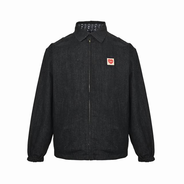 Carhartt 卡哈特 25Fw 爱心标签双面穿外套 采用双面可穿设计 一面是定制加厚丹宁水洗牛仔棉布 另一面是满印梭织府绸 两种风格随意切换。夹克整体采用重