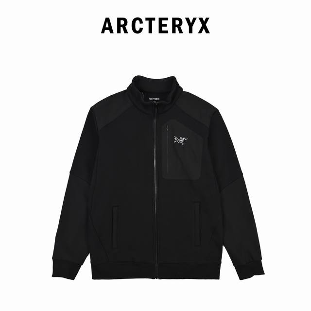 Arcteryx始祖鸟全拉链加绒拼接抓绒立领袖标夹克 Arc'teryx这款拼接抓绒立领袖标夹克，黑色主调+胸前Hlogo刺绣，简约又有辨识度半拉链立领设计，保