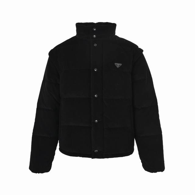prada 普拉达 25Fw 三角标可拆卸灯芯绒立领羽绒服 定制丝绒灯芯绒面料，新国标90白鸭绒充绒足，保暖轻盈似裹云朵。墨黑主调搭配经典珐琅三角标，立领贴合颈