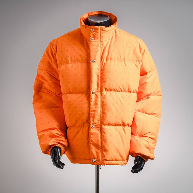 Chrome Hearts Ch 克罗心暗纹提花羽绒服 高品质填充均匀羽绒填充饱满且均匀，保证了良好的保暖性能。面料采用独特的暗纹提花工艺，使面料在视觉上呈现出