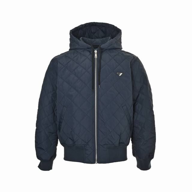 prada 普拉达 菱格轻薄连帽棉服 本款式采用再生尼龙制作，这种面料源自海洋回收的渔网、废弃塑料等，通过提纯再生制成。重量极轻，但耐磨性和抗撕裂性非常出色，不