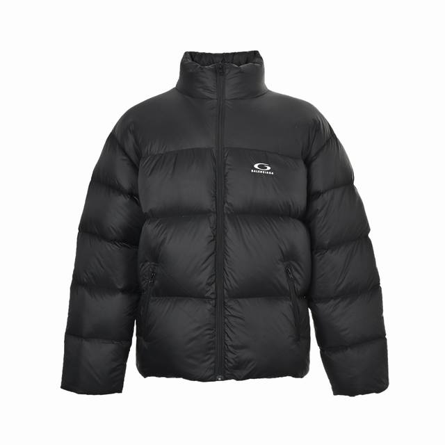Balenciaga 巴黎世家 环形徽标Logo立领羽绒服 采用了技术防撕裂面料，确保了衣物在滑雪等户外运动中的耐用性和安全性，有效防止因意外撕裂而导致的损坏。