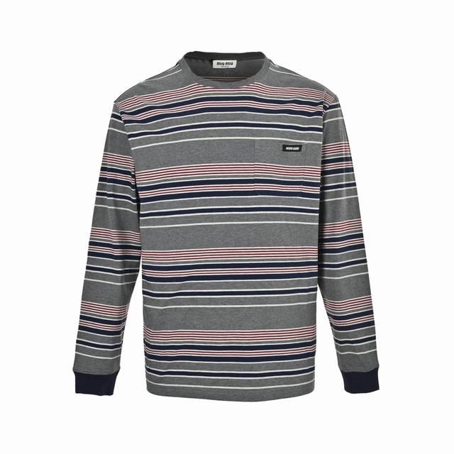 Miu Miu 缪缪 彩条纹撞色长袖T恤 定制横棱柔棉彩条府绸，回归传统工艺手法，做工复杂、繁琐、时效慢、损耗高，手工红外线画线贴袋，以红外线技术为辅助，实现口