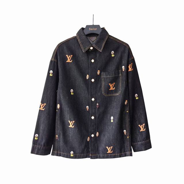 实拍细节图+尺码表 Louis Vuitton 路易威登 丹宁水洗动漫刺绣刺绣牛仔衬衫外套 采用斜纹纯棉牛仔布，是天然的棉花纤维，因此具有天然的柔软性和舒适性，