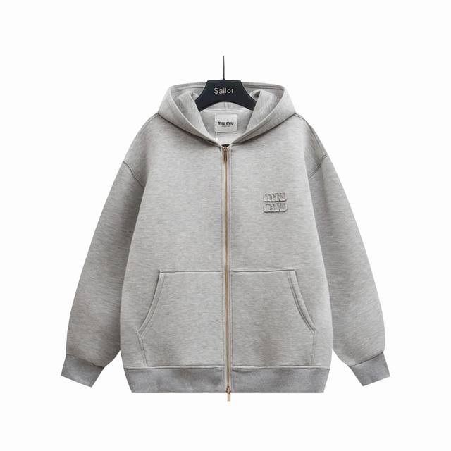 实拍细节图+尺码表 Miumiu 缪缪连帽拉链卫衣外套 面料:只有把Zp拆了才知道它这款面料是怎么做的，由三层面料复合而成，400空气层 相当于一件衣服用了3件