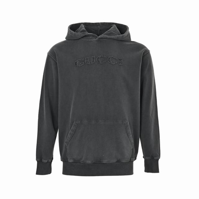 Gucci 古驰 贴布字母水洗做旧连帽卫衣 Gucci新品！秋冬系列高克重水洗做旧卫衣。 选用客供定制针织100%纯棉面打造,面料手感细腻，厚实有质感的纯棉布