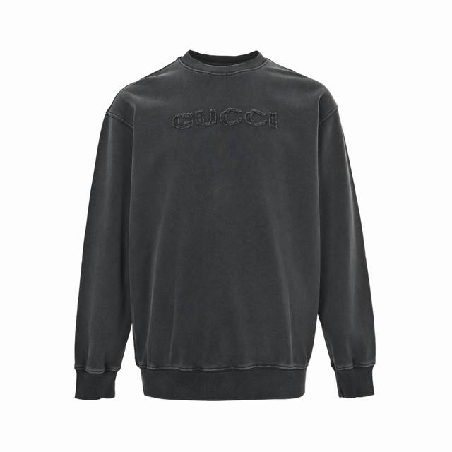 Gucci 古驰 贴布字母水洗做旧圆领卫衣 新品！秋冬系列高克重水洗做旧卫衣。 选用客供定制针织100%纯棉面打造,面料手感细腻，厚实有质感的纯棉布 高密度的机