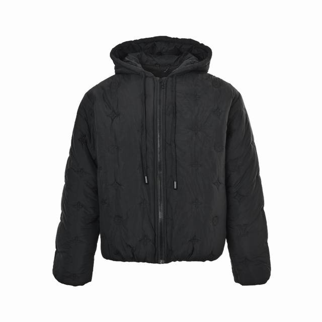 Louis Vuitton 路易威登 老花刺绣连帽棉服外套 面料：定制100尼龙面料和里面 里布做了贴膜效果 上身轻便舒适 穿在身上有羽绒服的包裹感、膨胀感 保