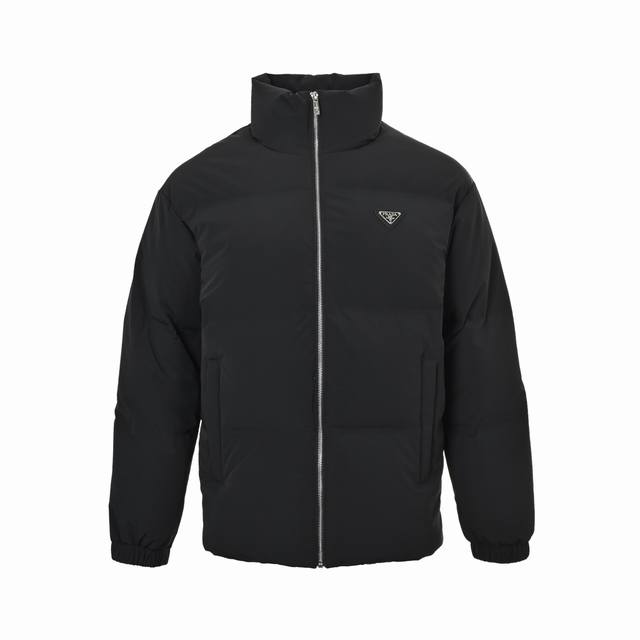 prada 普拉达 三角标立领羽绒服 面料采用高支府绸面料 表面独特哑光肌理 更显质感 经纱细密+纬纱粗韧的高支高密编织 表面独特的十字肌理感比普通棉质更挺括